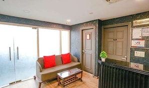 Lobby sitting area - FabHotel Blusky (New Delhi)