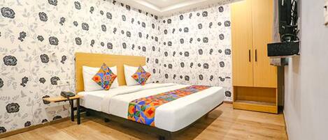 Egyptian cotton sheets, premium bedding, in-room safe, desk