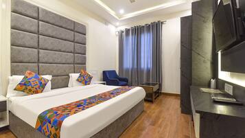 Premium Room | Egyptian cotton sheets, premium bedding, in-room safe, desk