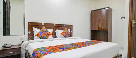 Egyptian cotton sheets, premium bedding, in-room safe, desk