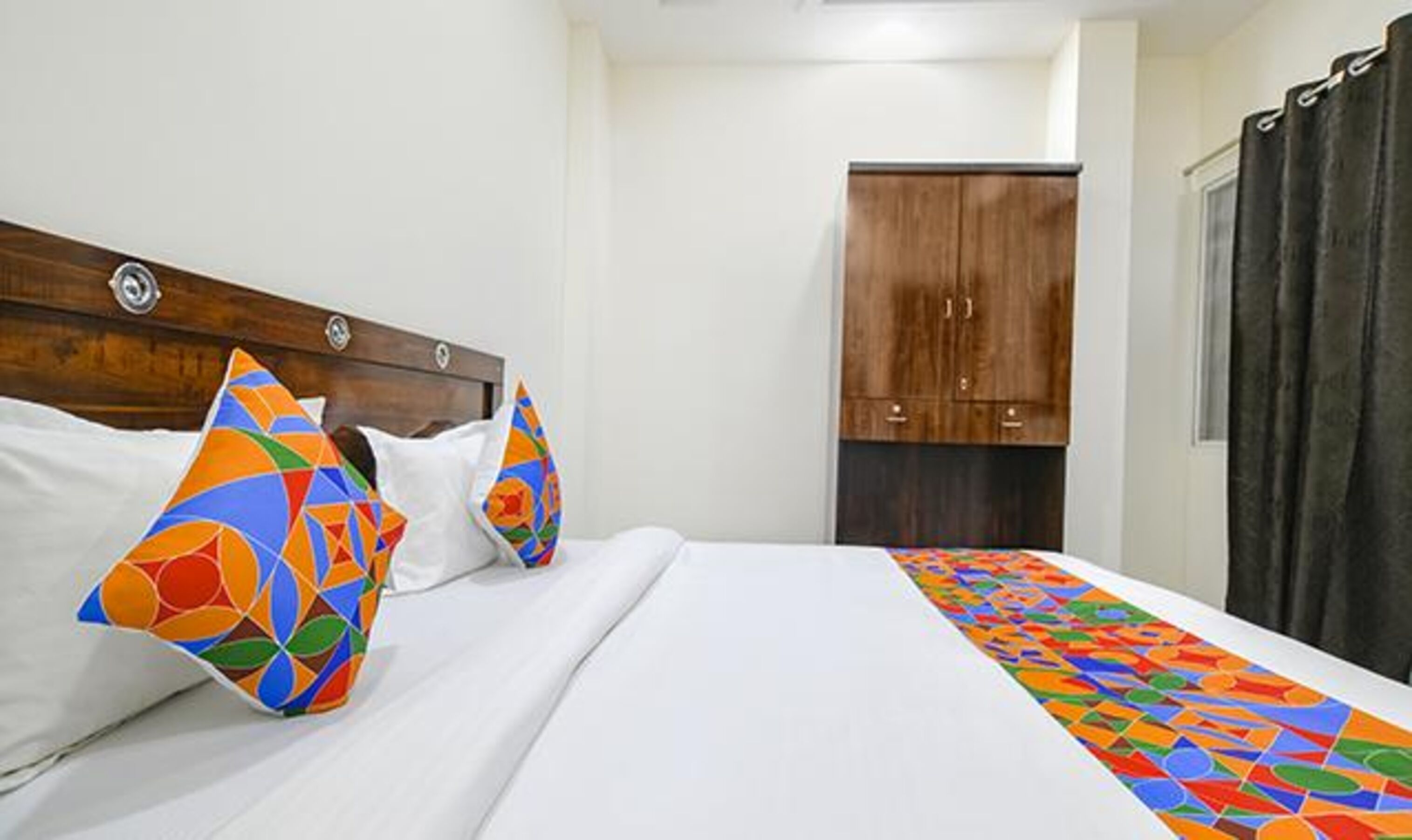 Egyptiske bomuldslagner, premium-sengetøj, pengeskab på værelset