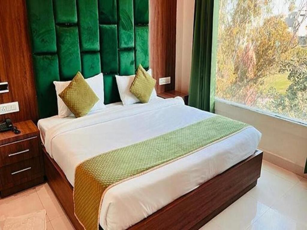 Egyptian cotton sheets, premium bedding, in-room safe, desk