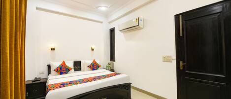 Egyptian cotton sheets, premium bedding, in-room safe, desk