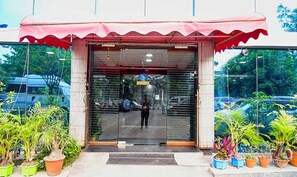 Property entrance - FabHotel Heritage (Barasat)