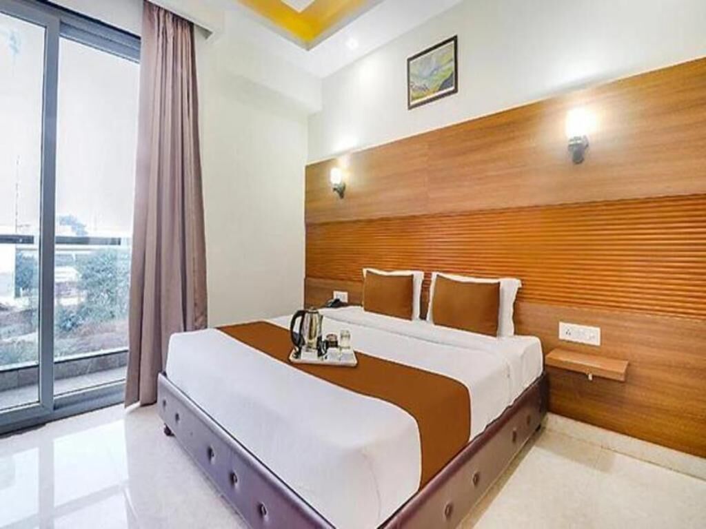 Egyptian cotton sheets, premium bedding, in-room safe, desk