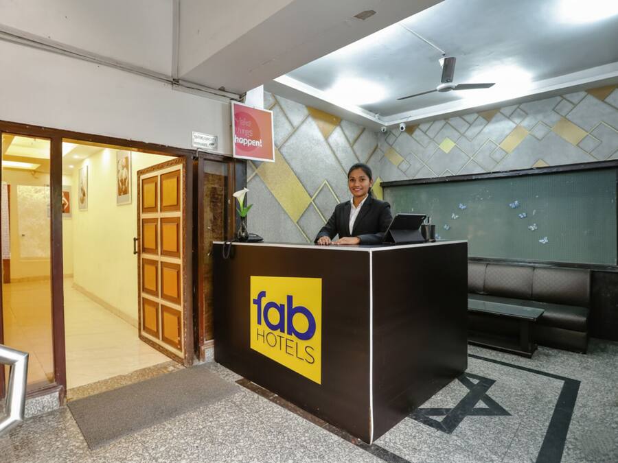 Una recepción de hotel con un cartel que dice "fab hotels".