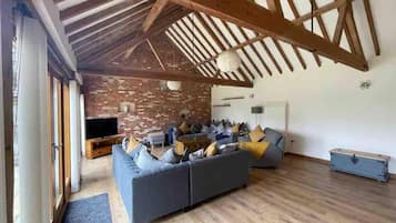 Maison, plusieurs lits | Coin séjour | Télévision à écran plat