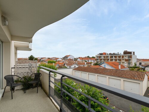 Quiet T2 Apartment in Arcachon with Private Parking, Terrace, and Close to Beach and Shops