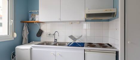 ثلاجة، ميكروويف، فرن، موقد طهي مسطح