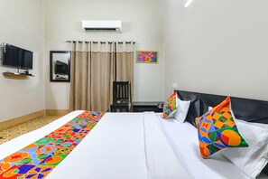 Egyptian cotton sheets, premium bedding, in-room safe, free WiFi - Fabhotel Harmony (Prayagraj)