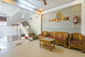 Lobby sitting area - Fabhotel Triveni (Prayagraj)
