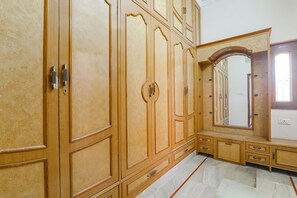 Egyptian cotton sheets, premium bedding, soundproofing, free WiFi - Fabhotel Raka Inn (Prayagraj)