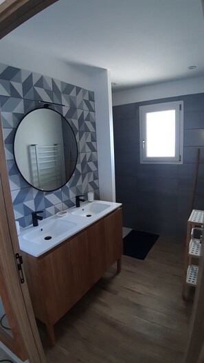 Douche, sèche-cheveux, serviettes fournies, savon