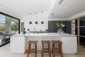 Microwave, oven, dishwasher, coffee/tea maker