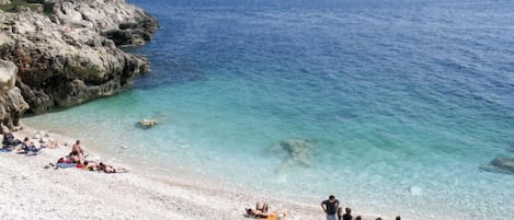 Una spiaggia nelle vicinanze