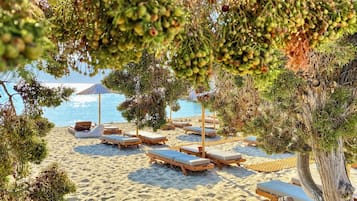 Ubicación cercana a la playa, tumbonas, sombrillas y toallas de playa