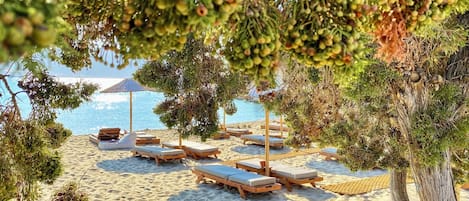 Una playa cerca, sillas reclinables de playa, sombrillas