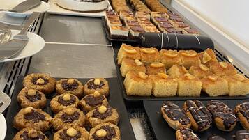 Café da manhã com buffet grátis todos os dias