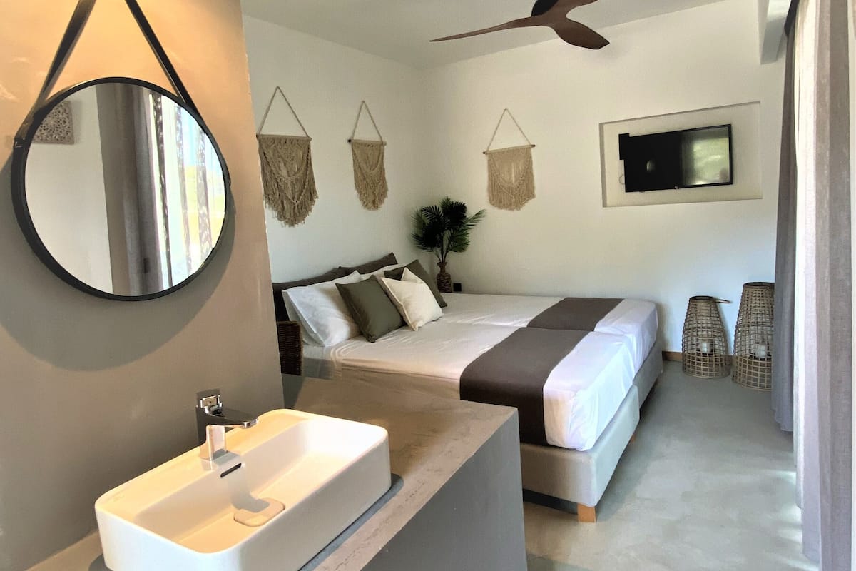 Minibar, sistema de insonorización, wifi gratis y ropa de cama 