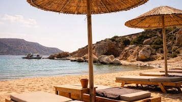 Tæt på stranden, liggestole, parasoller, badehåndklæder