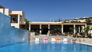 Piscina externa, guarda-sóis, espreguiçadeiras