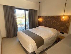 Superior Room, Partial Sea View | Minibar, soundproofing, free WiFi, bed sheets
