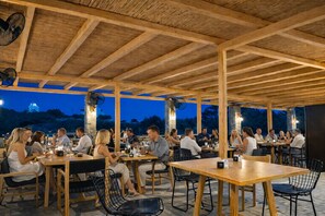 2 restauranter: frokost og middag serveres