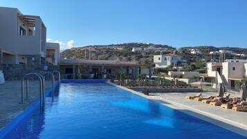 Frigobar, quartos à prova de som, Wi-Fi de cortesia, roupa de cama