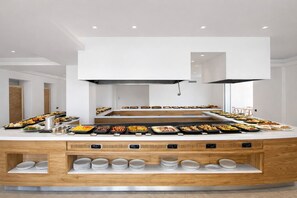 2 restaurantes; se sirven desayunos y cenas