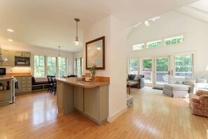 Fernseher, Bücher, Stereoanlage, Arbeitsbereiche