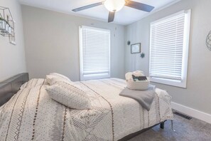 3 bedrooms, desk, iron/ironing board, free WiFi
