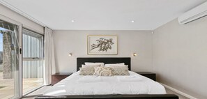 5 bedrooms, iron/ironing board, free WiFi, bed sheets - Esplanade Escape by Wine Coast Holiday Rentals (ALDINGA BEACH)