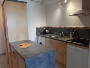 Réfrigérateur, micro-ondes, plaque de cuisson, lave-vaisselle