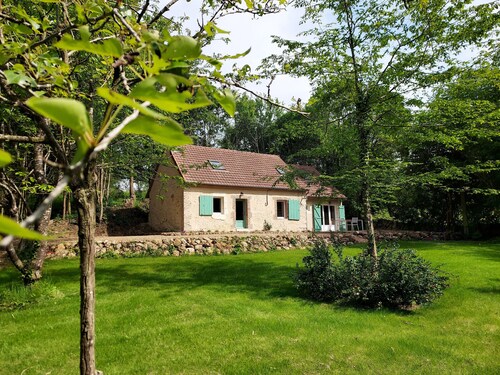 Gîte paisible, tout confort avec grand terrain, garage, Wi-Fi, proche du Mans et de la vallée du Loir