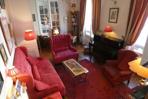 Televisie, een dvd-speler, boeken en een muziekbibliotheek