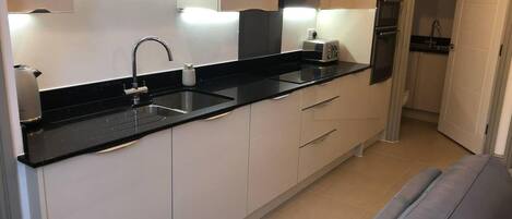 公寓, 1 张特大床和 1 张沙发床 | 私人厨房 | 冰箱、微波炉、烤箱、炉灶