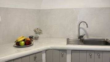 Een koelkast, een oven, een kookplaat, een koffiezetapparaat/waterkoker