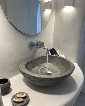 Douche, sèche-cheveux, bidet, serviettes fournies