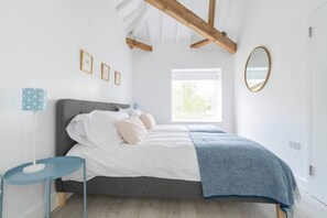 House | 5 bedrooms, iron/ironing board, free WiFi, bed sheets - Simple Coastal Luxury Near Southwold Sleeps 10 (Reydon)