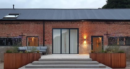 Simple Coastal Luxury Near Southwold Sleeps 10