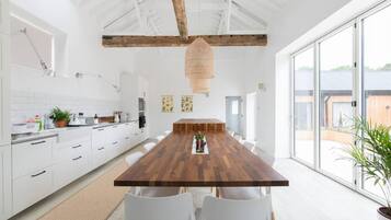 House | Private kitchen | Fridge, microwave, oven, stovetop