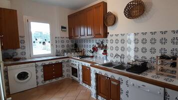 Geladeira, fogão, cooktop, cafeteira/chaleira
