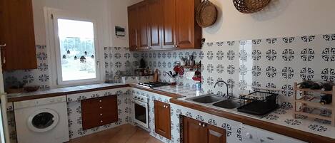 Réfrigérateur, four, plaque de cuisson, cafetière/bouilloire
