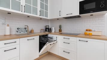 Kühlschrank, Mikrowelle, Herdplatte, Geschirrspüler