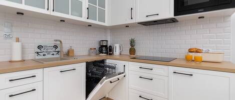 Refrigerador, microondas, placa de cocina, lavavajillas