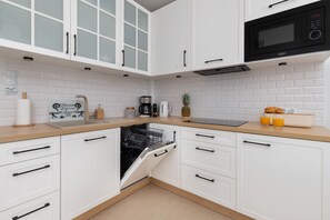 Réfrigérateur, micro-ondes, plaque de cuisson, lave-vaisselle