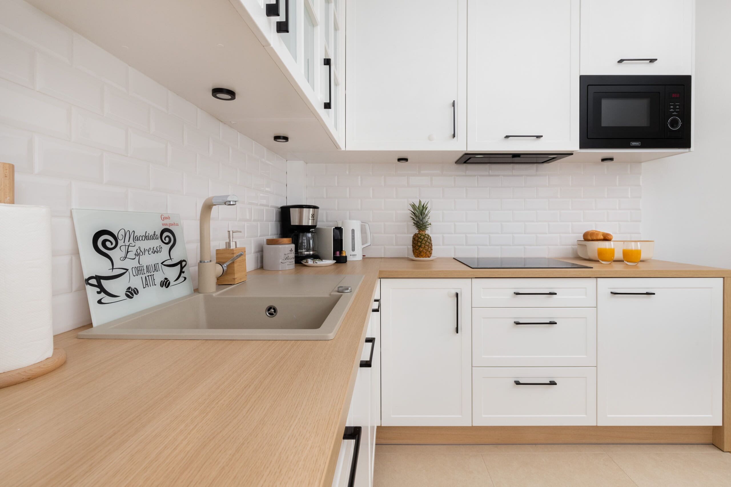 Kjøleskap, mikrobølgeovn, kokeplater og oppvaskmaskin