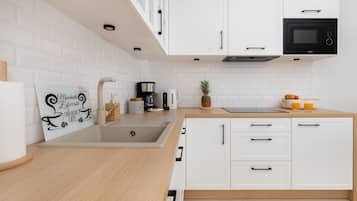 Kühlschrank, Mikrowelle, Herdplatte, Geschirrspüler