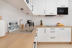 Fridge, microwave, stovetop, dishwasher