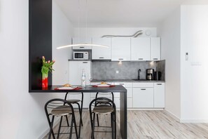 Réfrigérateur, micro-ondes, plaque de cuisson, cafetière/bouilloire